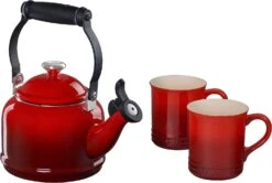 Le Creuset 1 1/4 Qt. Demi Kettle W/Stainless Steel Knob & (2) 14 Oz. Mug Set - Cerise
